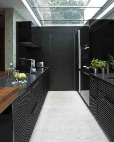 Juodos virtuvės interjere - prabangus minimalizmo paprastumas