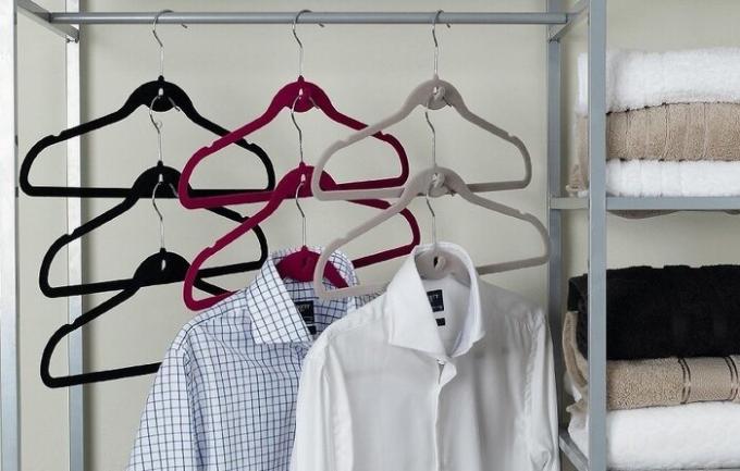 Dėl daugiapakopio rūbams galite pakabinti marškinėliai, švarkai, suknelės. Populiariausios nuotraukos / Foto: kvartblog.ru