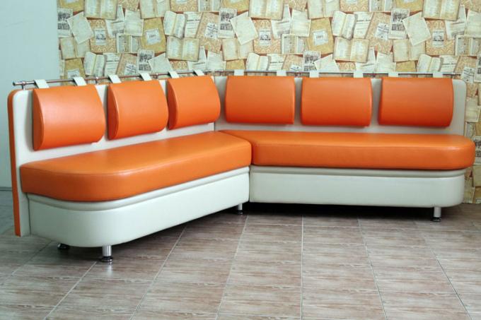 „Metro“ erkerio sofa puikiai derės prie modernaus virtuvės dizaino. Montavimo instrukcija yra labai paprasta
