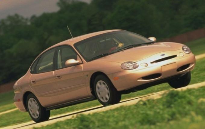 Ford Taurus 1996 nesiskyrė patrauklią išvaizdą. | Nuotrauka: cheatsheet.com.