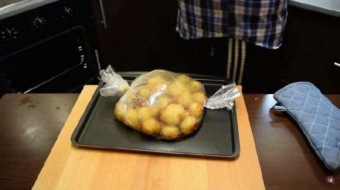 Bulvės yra sulankstytas į įvorę.