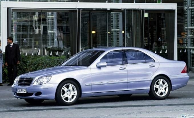 W220 - flagmanas modelis Mercedes-Benz kompanija 1990 m. | Nuotrauka: avtorinok.ru.