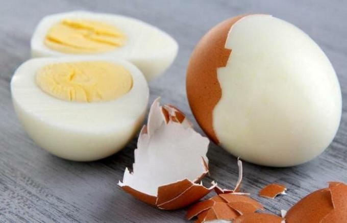 Kaip virėjas kiaušiniai su lukštais pakilo žemyn be jokių problemų.