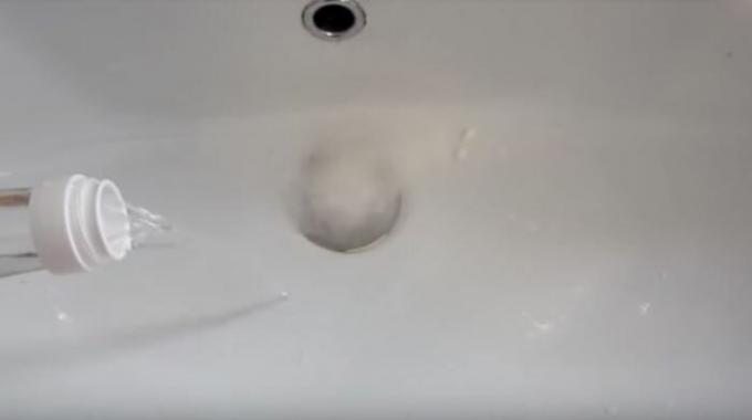 Kaip greitai nuvalyti kriauklę, kai vanduo nustojo eiti į kanalizaciją