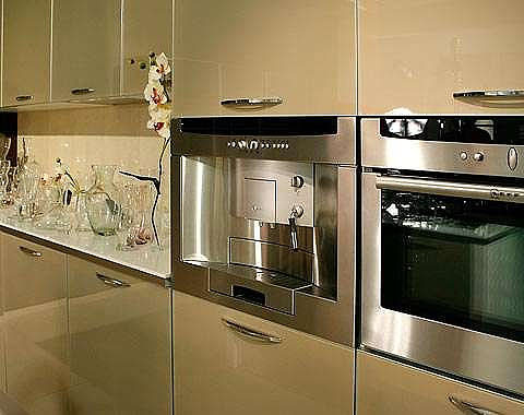 Sunku įsivaizduoti modernią virtuvę be orkaitės ir kitų buitinių prietaisų.