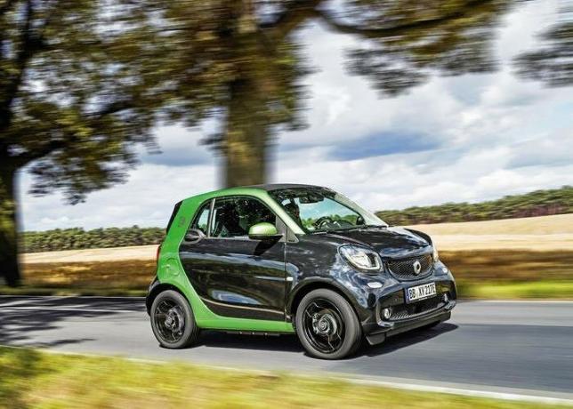 "Smart Fortwo ED elektrinis automobilis su labai ribotų galimybių. | Nuotrauka: autocar.co.uk. Reklamuoti. 