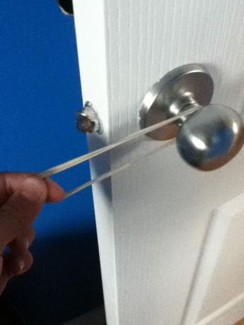 Kaip atidaryti duris be rankų