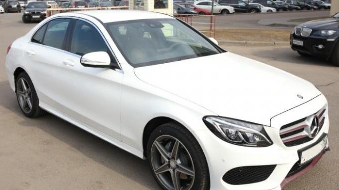 Balta sedanas Mercedes-Benz C160 W205 gale. | Nuotrauka: drive2.ru.