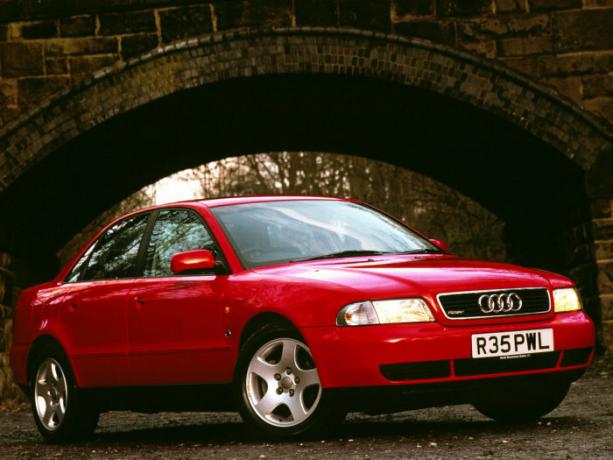 Sedanai ir vagonai Audi A4 buvo gaminamas nuo 1994 iki 2001 m. | Nuotrauka: arki-porogi.ru.