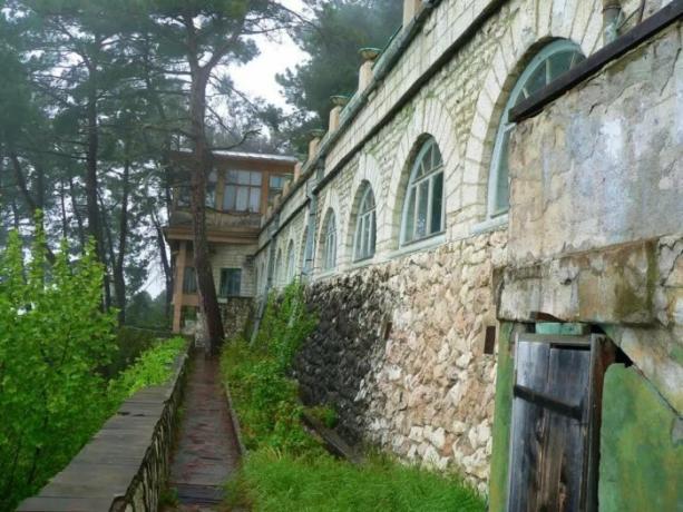 Sodybos "Šaltasis upė" buvo pastatytas 1932-1933 m. ant kalno šlaito už 200 metrų virš jūros lygio (Abchazija) aukštyje. | Nuotrauka: diletant.media.