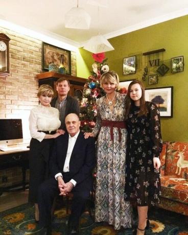Žvaigždėtas šeima surinkti butą po remonto (Julia Menshov su savo garsiąją šeimą).