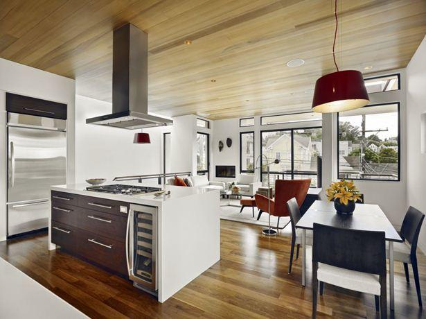 Medines virtuvės lubas tikrai verta rinktis, jei kambarys dekoruotas ekologišku stiliumi arba grindys išklotos parketu / laminatu