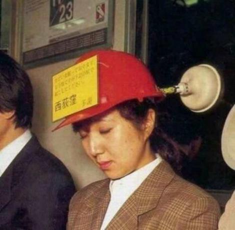 Japonijos dažnai taip pavargau, kad aš užmigti net stovi viešuoju transportu. Populiariausios nuotraukos / Foto: humourdemecs.com
