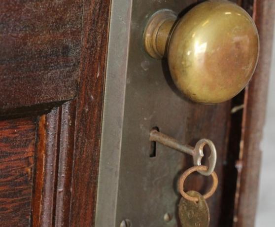 Paslaptis, kuris buvo atidarytas 70 metų įpėdinis išvyko butas, rakinama su raktu nuo 1939
