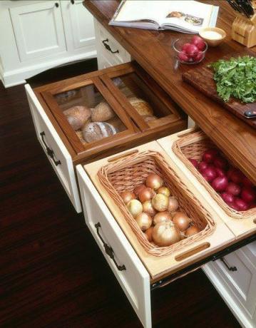 Iš stalčių galima pastatyti duonos dėžę ir įdėti daržoves.