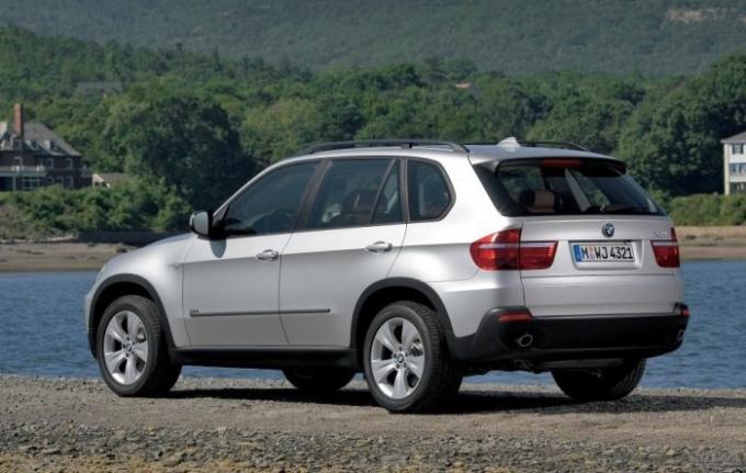Vidutinio dydžio prabangus crossover BMW X5 antros kartos. | Nuotrauka: autodmir.ru.