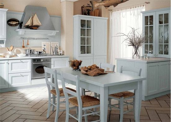 jūrinio stiliaus virtuvės interjeras