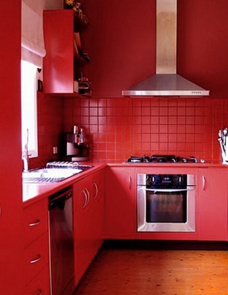 raudona spalva virtuvės interjere