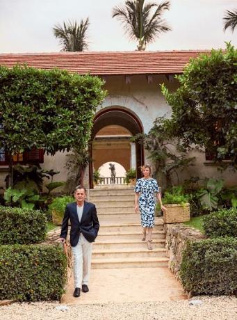 Michailas Baryšnikovas ir jo žmona Lisa Rinehart šalia jo vilos kieme. | Nuotrauka: Thiago Molinos (Tiago Molinos).