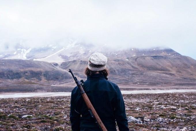 Dėl pėsčiomis, galite eiti tik su šautuvu (Longyearbyen, Norvegija).