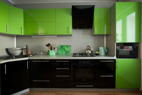 Šviesiai žalia, juoda virtuvė yra puikus sprendimas žmonėms, mėgstantiems ekstravaganciją.