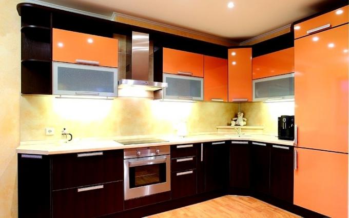 oranžinės spalvos virtuvės dizainas