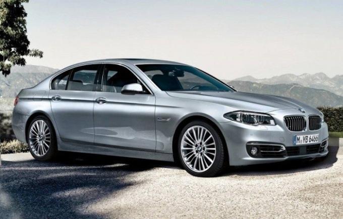 Sidabrinė verslo klasės sedanas "BMW 535i 2014. | Nuotrauka: cheatsheet.com.