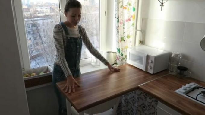 Baras skaitiklis yra valgomasis atnaujintoje interjero virtuvėje. | Nuotrauka: cpykami.ru.