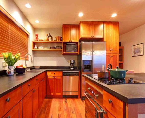 Matinės įtempiamos lubos virtuvėje su įmontuotu apšvietimu - pasirinkimas klasikos naudai