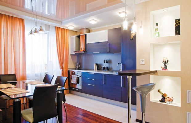 Teisingas zonavimas prasideda 15 kvadratinių metrų svetainės virtuvės dizainu.