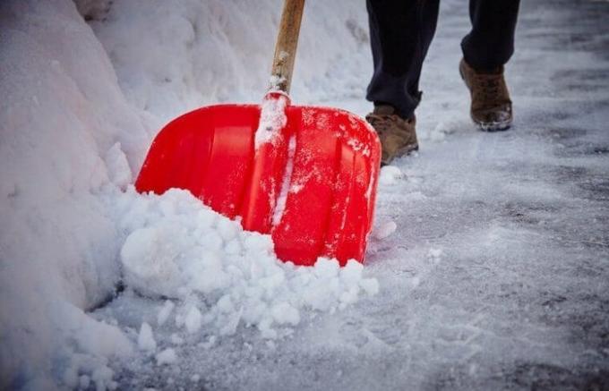 Paprastas būdas tirpti ledas ir sniegas nuo kelio išvalyti namą ar garaže