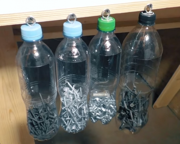 Plastikinis butelis yra patogu laikyti metalo mažų dalykų
