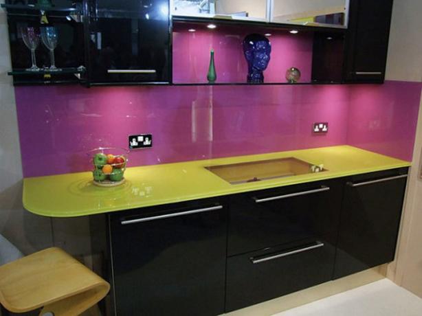 Violetinė virtuvė (54 nuotraukos): vaizdo instrukcijos, kaip montuoti savo rankomis, kuriuos fono paveikslėlius pasirinkti, kėdės, virtuvės komplektas, kampas, dizainas, nuotrauka ir kaina