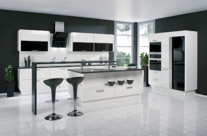 Klasikinis modernus minimalizmas - kampinė juodai balta virtuvė