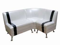 Balta kampinė sofa pagaminta iš eko odos medžiagos.