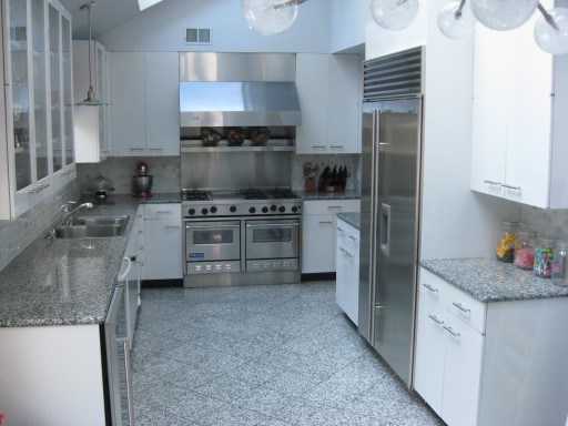 Nuotraukoje parodytas klasikinis dizaino variantas: pilka virtuvė ir balti baldai.