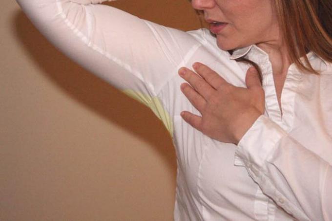 Pagrindinis sausas valymas: kaip gauti prakaito dėmes ant balto drabužių