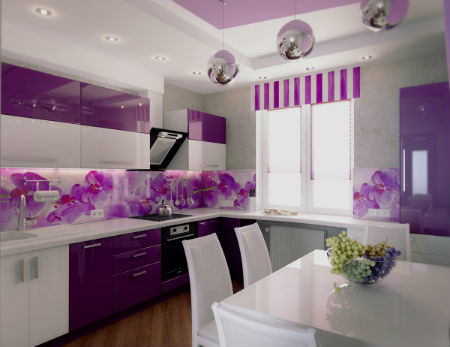 Baltos ir violetinės spalvos niuansų virtuvė, alsuojanti šviesa ir harmonija