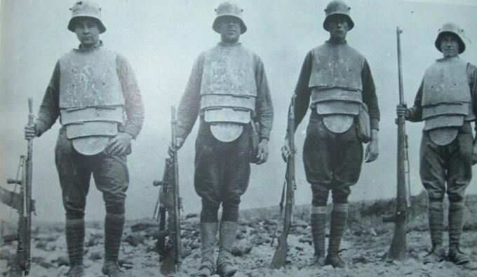 Vokietijos Stormtroopers šarvai tranšėją kulkosvaidžiai ir šautuvai, 1918.