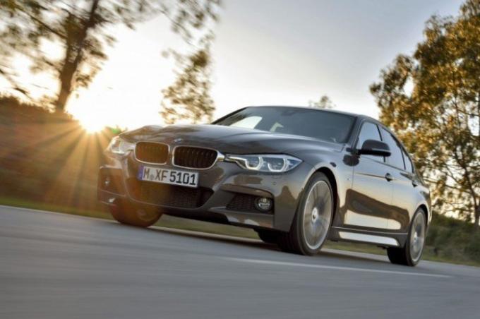 Populiarus Bavarijos sedanas BMW 3 klasė 2015 m. | Nuotrauka: cheatsheet.com.