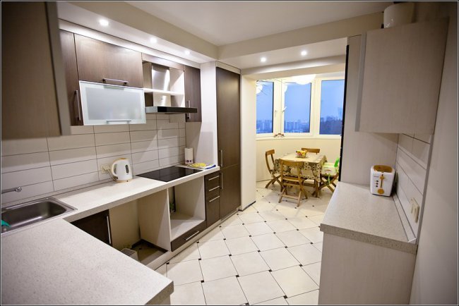 Pavyzdys, kaip prijungti virtuvę prie balkono, visiškai išardant išorinę sieną.