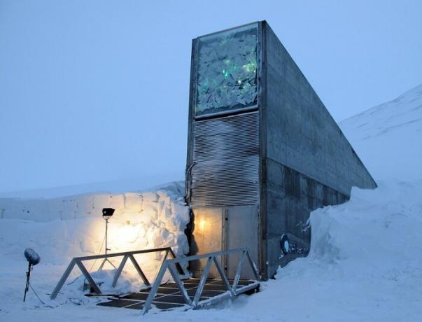 Svalbardas Pasaulinis Sėklų Vault nuo Špicbergeno.