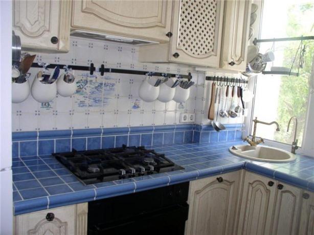 Pasidaryk pats virtuvės stalviršis iš plytelių (39 nuotraukos): nuoseklios instrukcijos