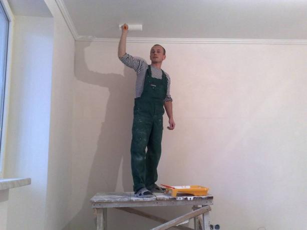 Nuotraukoje - kaip dažyti lubas virtuvėje savo rankomis.