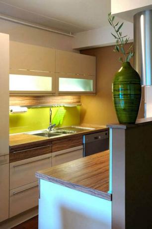Mažos virtuvės virtuvės interjero dizainas visiškai neatmeta papildomų elementų naudojimo jaukumui sukurti