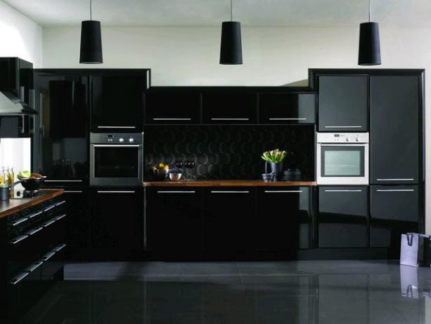 Juodoji virtuvė (51 nuotrauka): pasidaryk pats vaizdo įrašo instrukcijas, blizgių virtuvės komplektų su aukso spalva, su sidabru ypatybes, kaina, nuotrauka