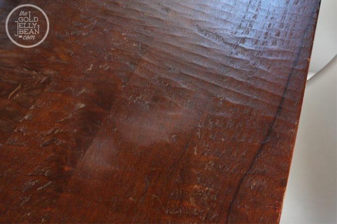 Kaip pašalinti įbrėžimus ant medienos ir odiniai baldai