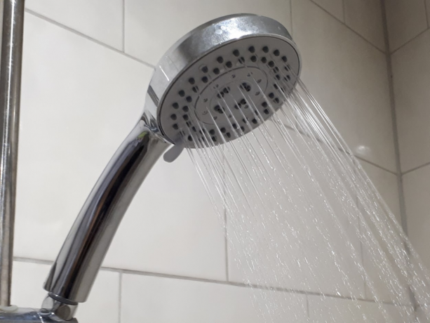Kaip išvalyti užsikimšusius dušo galvutes namie ir pirkti naują vieną