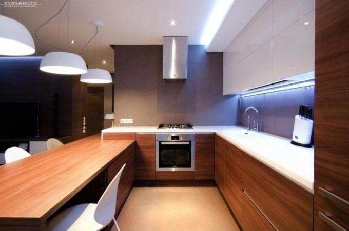 Minimalizmo stiliaus papildomas apšvietimas virtuvėje