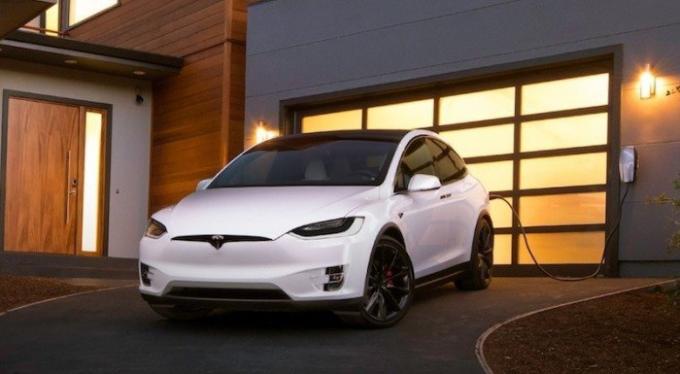 Tesla Modelis x 2016. Nuotrauka: cheatsheet.com.